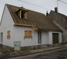 Vue de la rue. 2 fenêtre cuisine, 1 chambre et grenier au dessus du garage.