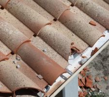 Ils n'ont même pas protégé les tuiles... résultat tuile cassées ou fissurées et des morceaux de grava plein la toiture...