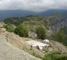 Au fond le bas du Roc ou vivent de nombreux bouquetin....