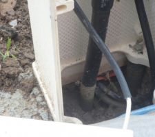 Boitier ERDF ouvert par le technicien donc aucun fourreau a l'intérieur !!!!