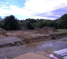 L'homme en bleu est sur le coin avant droit de notre garage.