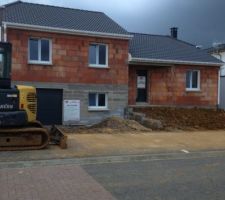 Et voila la grille du caniveau 
Et les regards des eaux de pluies et eaux us&eacute;s
Plomberie termin&eacute; demain 
Terrain remblay&eacute;