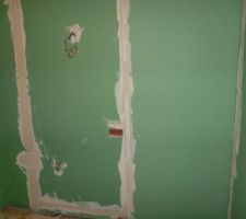 Salle de bains plaquée avec emplacement des nouveaux meubles