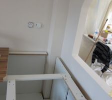 D&eacute;coupe du meuble "tourniquet" pour passer le poteau porteur.