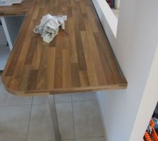 Le mur du passe plat n'est pas d'&eacute;querre, on a 1,5 cm de jour en bout de plan de travail... Va falloir rattraper &ccedil;a avec la fa&iuml;ence...