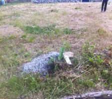 Un bloc de ciment laiss&eacute; par d'autres constructions, merci du cadeau :))