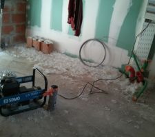 D&eacute;but des travaux int&eacute;rieurs. Alimentation &eacute;lectrique de la maison avec un groupe