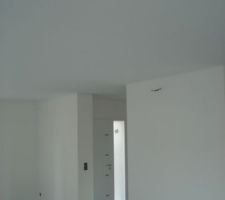 Carrelage pos&eacute; et sous-couche sur les murs