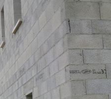 Bizarre cette maconnerie dans l angle... a voir avec le cdt ..