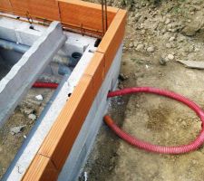 La garage et la réserve pour la futur alimentation électrique de la piscine. Deux évacuations, eaux de pluies et eaux usées si le garage est plus tard transformé en chambre avec WC.