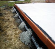 Les évacuations d'eaux de pluie. Super bien fixées avec du béton :)