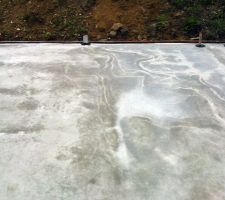 La chape du garage. Bien lisse et sèche mais au motif "psychédélique" à cause de la pluie tombée hier soir. En face au milieu une des aérations pour le vide sanitaire.