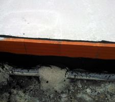 Détail du béton de la chape. très beau, très lisse et sans cailloux en surface. La pluie tombée 5 à 6 heures après le coulage a été très bénéfique. La chape n'a pas une seule fissure et elle est très belle. Félicitations aux maçon.