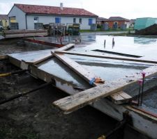 La dalle a été coulé le matin... et il re... pleut ! Au moins elle manquera pas d'eau (nous sommes toujours au mois de juin, à une journée de l'été !)