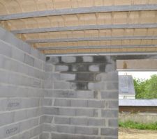 Seul endroit où il reste systématiquement des traces d'humidité après une pluie : infiltrations dans la dalle de l'étage ?