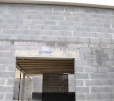 Seul endroit où il reste systématiquement des traces d'humidité après une pluie : infiltrations dans la dalle de l'étage ?