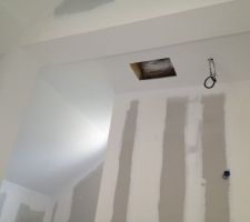 L'enduit au plafond du bureau