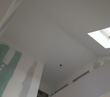 L'enduit au plafond de la mezzanine