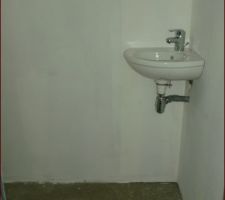 Lavabo d'angle pour toilettes du rdc