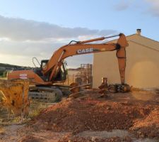 L'&eacute;norme machine pour creuser les puits a la tari&egrave;re.