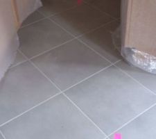 7 carreaux décollés côté évier.
Je colle des repères roses pour ne pas les occulter.