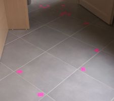 Décollage des carreaux repérés par des autocollants roses. Cuisine côté cellier.