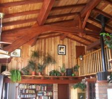 Charpente: ferme tronqu&eacute; en douglas avec mezzanine qui est ferm&eacute; pour un partie avec du planches rabot&eacute;s en douglas.