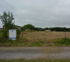 Entrée du terrain délimitée par les 2 piquets pour préparation du chemin d'accès