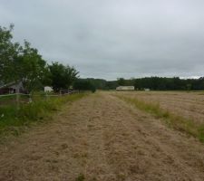 Chemin d'accès à créer : le bout est un peu plus loin (voir piquet bout orange). Soit environ 80 m