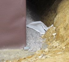 Drainage maison : cunette beton; caillou, épandrain et géotextile