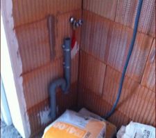 Arriv&eacute;e d'eau et evacuation pos&eacute;es du mauvais cot&eacute; .... grrrrr