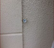 Mais qu'est ce que c'est ??? sortie d'eau exterieur ????? au ras du volet !!!