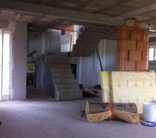 Entr&eacute;e, escalier, cuisine