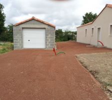 Voici les gravillons dans les allées