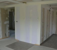 L'emplacement dans le salon, du futur po&egrave;le &agrave; bois...... Au sol a l'emplacement toujours du VB en 60x60