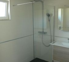 La salle de bain, plus que le plafond &agrave; peindre...........
Au sol, du carrelage (idem que la cuisine et le salon de marque VB en 60x60 en gr&eacute;s c&eacute;rame pleine masse