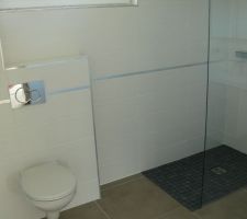 WC  / Salle de Bain
Carrelage toujours du VB, le toilette est provisoire, celui command&eacute; est un DURAVIT (mod&egrave;le de la s&eacute;rie STARCK.....) la chasse est un syst&egrave;me Geberit branch&eacute; sur un r&eacute;cup&eacute;rateur d'eau plac&eacute; dans le vide sanitaire
