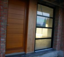 Seuils de la porte d'entr&eacute;e et de la baie vitr&eacute;e fixe devant