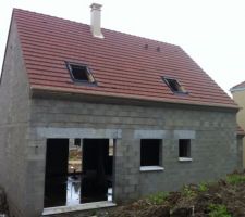 Toit terminé, avec cheminée et gouttière, reste les velux!