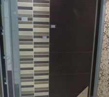 Ton chaud fa&iuml;ence salle d'eau RDC : chocolat et beige   carreaux d&eacute;cor pour douche &agrave; l'italienne.