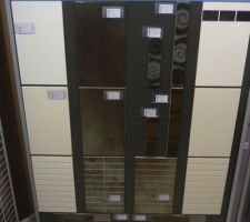 Fa&iuml;ence salle de bain &eacute;tage (plus m&eacute;tallique):
le beige et le noir en ajoutant quelques carreaux d&eacute;cor