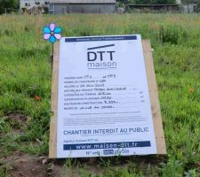 Photo du panneau positionn&eacute; sur le terrain.
Petite touche personnelle : une fleur au vent (qui risque de ne pas tenir longtemps, vu le vent...)