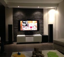 Mur TV home- cinéma avec écran de projection intégré au plafond avec led