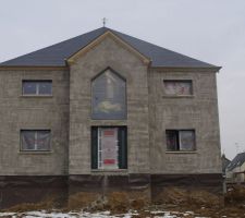 Projection d'une sous couche Parmurex pour imperméabiliser la maison en attente de l'enduit définitif