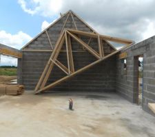 Voilà chantier nettoyé par les maçonss avant le début lundi de la pose de la charpente.