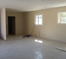 Vue de notre salon séjour. Les spots et appareillages seront bientôt la !