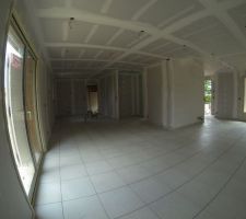 Pose du carrelage au sol au RDC