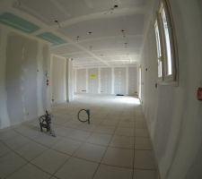 Pose du carrelage au sol au RDC