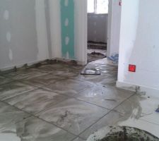 Pose du carrelage au sol au RDC