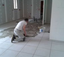 Pose du carrelage au sol au RDC